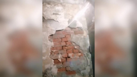 разрушающийся кирпичный дом