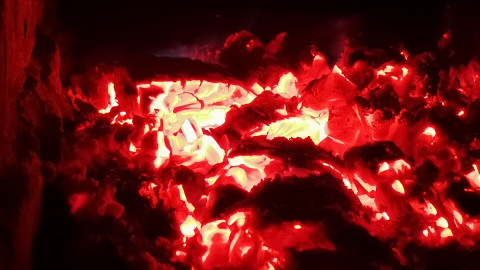 раскаленные красные угли