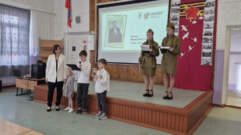 дети на сцене и возле сцены