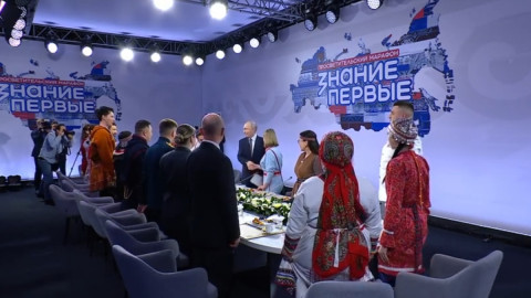 Путин жмет руку саами