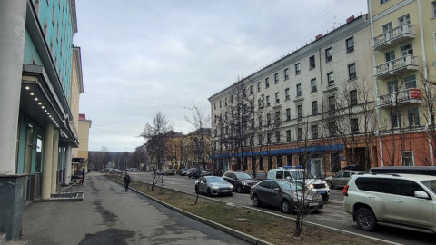 человек идет по тротуару весной