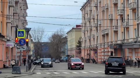 улица Мурманска с автомобилями