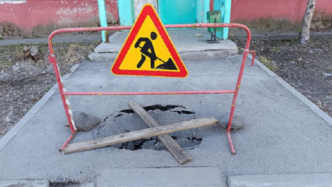 яма в асфальте возле дома