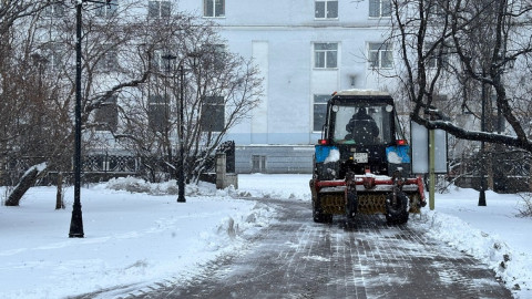 трактор убирает снег