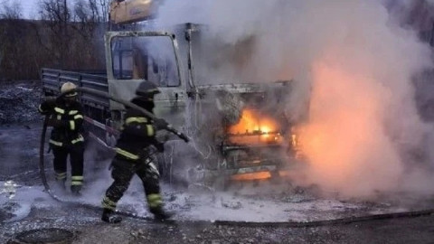 пожарные тушат грузовой автомобиль