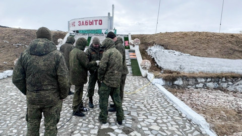 Волонтеры у мемориала