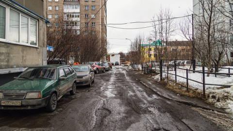 ямы н асфальте во дворе