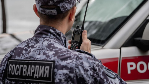сотрудник Росгвардии говорит по рации