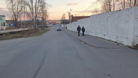 пешеходы идут по тротуару