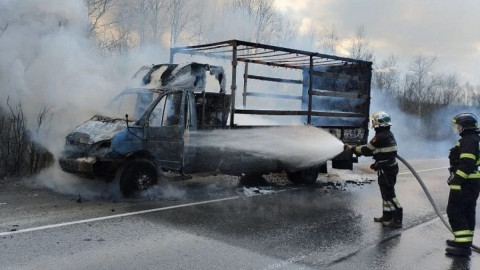 пожарные тушат автомобиль на трассе