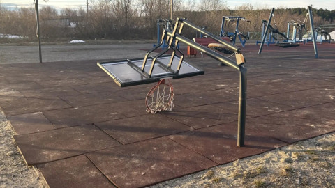 Сломавшееся баскетбольное кольцо