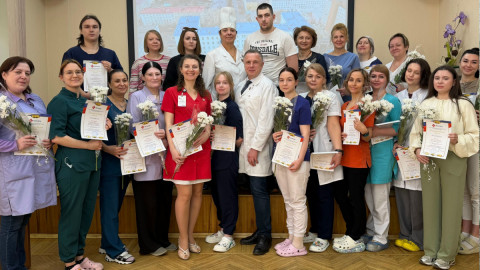 Тарбаев поздравляет медсестер