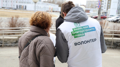 волонтер разговаривает с женщиной