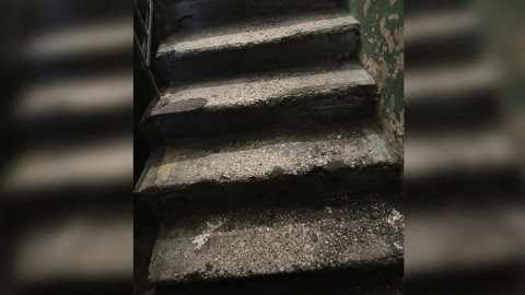 разрушающиеся ступени в подъезде
