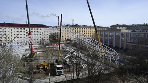 строители возводят купол ледовой арены