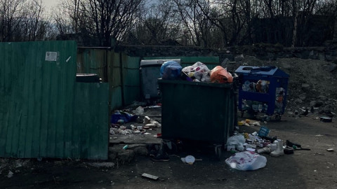 мусор возле контейнерной площадки
