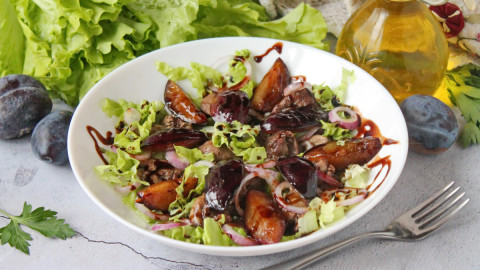 салат со сливами и курицей