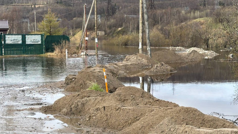 Песочная насыпь и паводок
