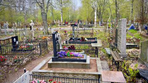 Кладбище и венки
