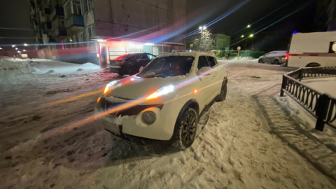 белый автомобиль во дворе дома