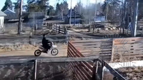 Кадр из видео с питбайком