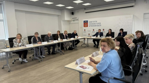 педагоги на совещании