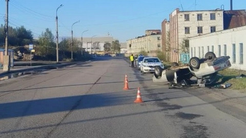перевернутая машина на дороге