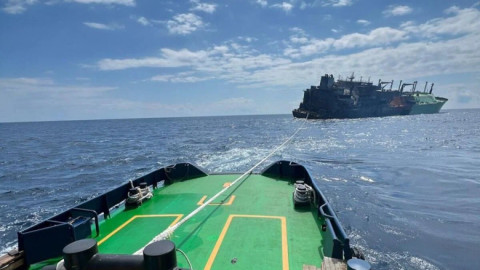 Буксир в море