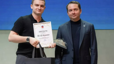 Чибис вручает награду