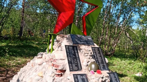 Памятник возле Колы