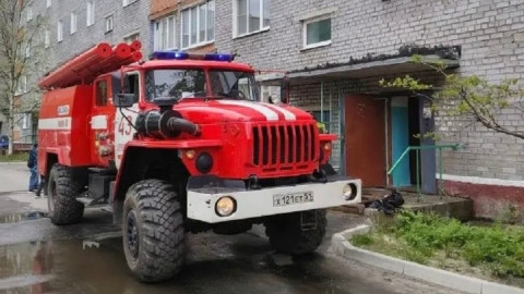 пожарная машина возле многоэтажного дома