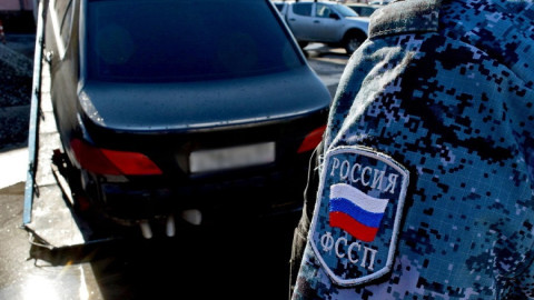 черный автомобиль грузят на эвакуатор