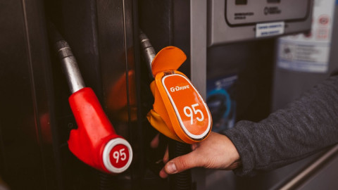 пистолеты в колонке на АЗС