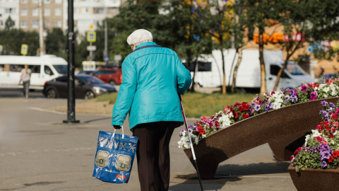 Бабушка на улице