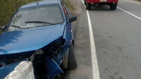 машина въехала в ограждение