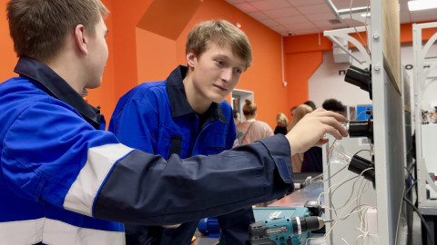 Ребята осваивают профессию электрика