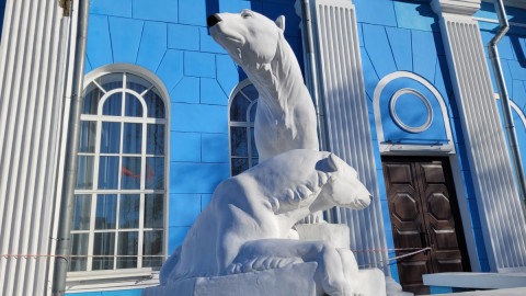 Памятник - белые медведи