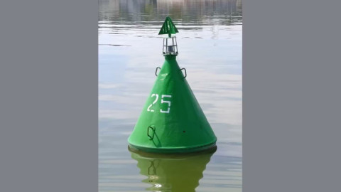 Бакен в море