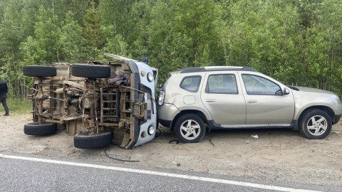 автомобиль на боку после аварии