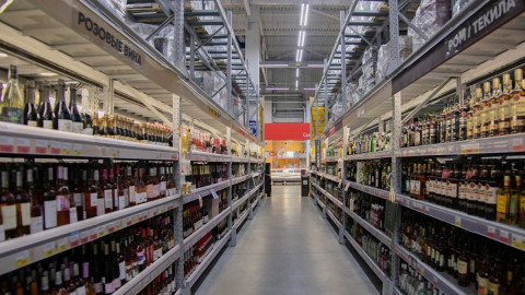 алкоголь на полках в магазине