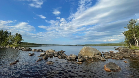 большие камни в середине водоема