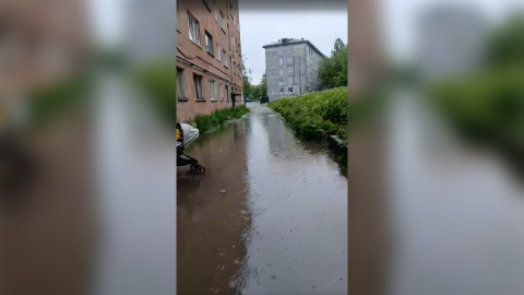 Огромная лужа на Свердлова в Мурманске
