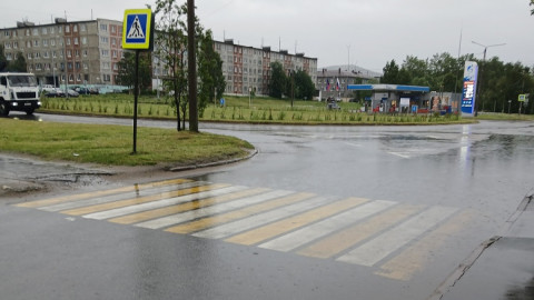 лужи возле пешеходного перехода
