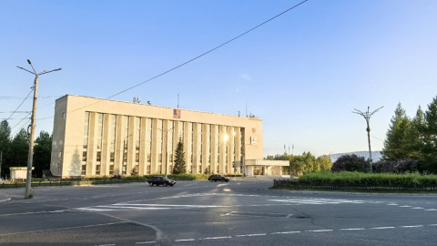 здание администрации Мончегорска