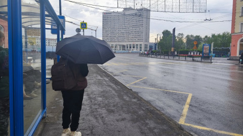 девушка с зонтом на остановке