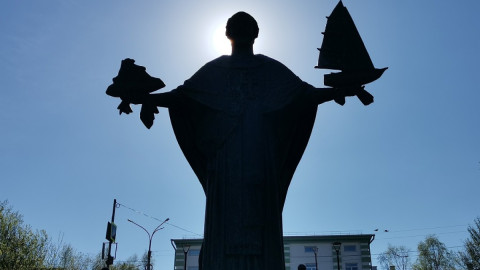 статуя Николая Чудотворца