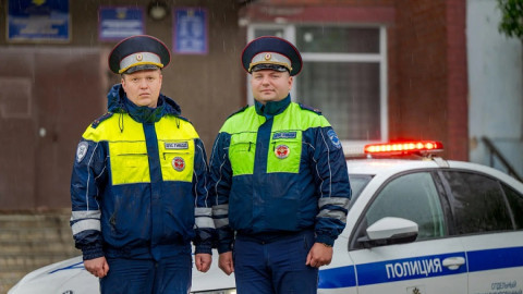 сотрудники ГАИ возле здания