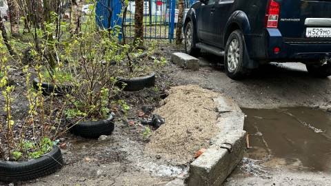 лужа на улице возле машины