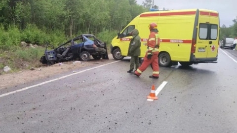 легковой автомобиль в кювете
