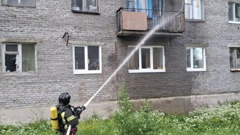 пожарный тушит горящий балкон